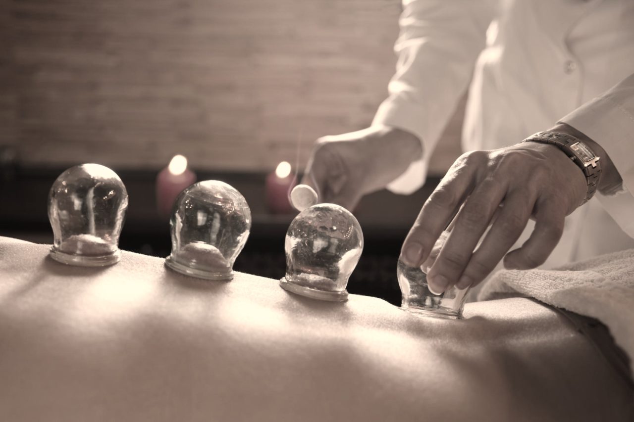 therapies naturelles acupuncture massage aux ventouses anti cellulite